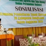 Bupati Bangkalan Abdul Latif Imron saat memberikan sambutan dalam sosialisasi PTSL di Aula MAN Bangkalan.