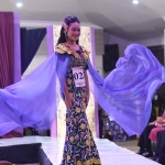 Salah satu peserta saat memperagakan batik asli Kediri. Foto: Ist