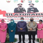 Dari kiri: Mantan Kapolres Kediri Kota AKBP Eko Prasetyo dan istri, Ketua Tim Penggerak PKK Kota Kediri Ferry Silviana Abu Bakar, Wali Kota Kediri Abdullah Abu Bakar, Kapolres Kediri Kota AKBP Wahyudi dan istri, serta Wakil Bupati Kediri Dewi Mariya Ulfa. (foto: ist)