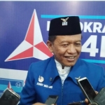 Ronny Wahyono memberikan keterangan usai mengembalikan formulir pendaftaran ke DPC Partai Demokrat.