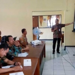 Kepala Bidang Pengembangan e-Government Dinas Kominfo Gresik, Fahry Ady Yamin menjelaskan antisipasi serangan malware ransomeware wannacry kepada tim TIK OPD se-Kabupaten Gresik. foto: SYUHUD/ BANGSAONLINE
