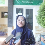 dr. Sarah, Dokter Umum Puskesmas Kowel, menjelaskan hasil tes urine.