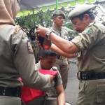 Sebanyak 100 anggota Banpol PP Kota Malang menjalani pelepasan baret. foto: iwan irawan/ BANGSAONLINE