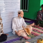 Gus Shofi didampingi kakaknya, Gus Thomy dan Ketua Yasasan Ponpes Ushulul Hikmah Al Ibrohimi, Muwafaq saat memberikan keterangan pers, Jumat (12/8) lalu. foto: SYUHUD/ BANGSAONLINE