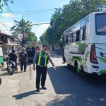 Petugas dari Polsek Krian saat menunjukkan lokasi kecelakaan.