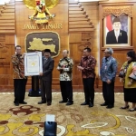 Penyerahan Sertifikat RSUD dr. Soetomo sebagai Academic Medical Certer Hospital dari Joint Commission International yang diserahkan oleh Staf Ahli Kementerian Kesehatan kepada Gubernur Jatim. foto: YUDI A/ BANGSAONLINE