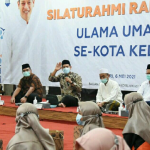 Wali Kota Kediri Abdullah Abu Bakar (pegang mik) ketika menghadiri silaturahim dengan ulama dan umara Kota Kediri. (foto: ist.)