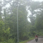 Salah satu lampu PJU yang mati di jalan Montong-Singgahan.