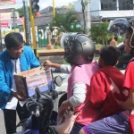 Sejumlah mahasiswa PMII saat melakukan penggalangan dana.