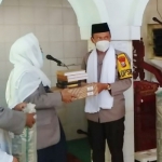 Kapolres Sumenep menyerahkan bantuan Al-Qur’an dan seperangkat alat salat kepada pengasuh ponpes.