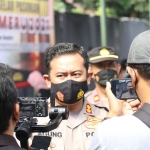 Kapolres Kediri, AKBP Agung Setyo Nugroho, saat memberi keterangan kepada awak media.