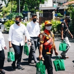 Ketua Kadin Surabaya Ali Affandi (baju putih) didampingi Kader Pemuda Pancasila dan Srikandi PP PAC Tandes Di Puskesmas Manukan Kulon. (foto: ist)