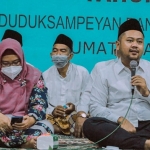 Bupati Fandi Akhmad Yani bersama Wabup Aminatun Habibah saat acara rembuk akur di GOR Desa Ambeng-Ambeng, Duduksampeyen. foto: SYUHUD/ BANGSAONLINE.com