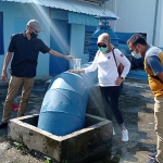 Dirut PDAM Giri Tirta Gresik, Siti Aminatus Zariyah ketika mengecek recervoir di Giri I, Putri Cempo, Kecamatan Kebomas. foto: SYUHUD/ BANGSAONLINE