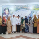 Tampak Gus Ali dan Kiai Mutawakkil berfoto bersama Ketua PW Muslimat NU Jatim, Nyai Hj Masruroh Wahid berikut pengurus.