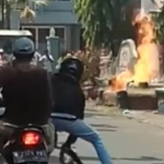 Kobaran api yang muncul akibat kebocoran jaringan gas.