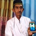 Mustain saat menunjukkan foto Imam Surowardi