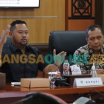 Bupati Gresik, Fandi Akhmad Yani (kiri), didampingi Sekda, Achmad Washil Miftahul Rachman saat meminpin one week program. Foto: SYUHUD/BANGSAONLINE.com