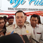 Ketua DPC Partai Gerindra Kabupaten Kediri Arif Junaidi, saat memberi keterangan kepada wartawan. foto: MUJI HARJITA/ BANGSAONLINE