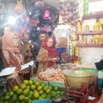 TPID Kota Kediri saat melakukan sidak harga telur dan cabai di Pasar Pahing Kota Kediri. Foto: ARIF K/BANGSAONLINE