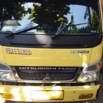 Dump truk yang digunakan untuk mengangkut pasir saat diamankam di Mapolres Blitar Kota. foto: AKINA/ BANGSAONLINE