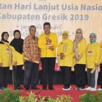 Para lansia berpose bersama Wabup Moh. Qosim saat peringatan HLUN 2019. foto: SYUHUD/BANGSAONLINE