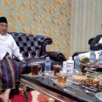 Prof. Dr. KH. Asep Saifuddin Chalim dan KH. Kafabih Mahrus Ali di ruang tamu di Guest House Institut Pesantren KH Abdul Chalim Pondok Pesantren Amanatul Ummah Pacet, Mojokerto, Selasa (4/5/2021) malam. foto: mma/ bangsaonline.com