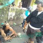 Pelaku yang diduga jambret saat diamankan setelah diamuk massa. foto: arif kurniawan/ BANGSAONLINE