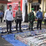 Kapolres Pasuruan, AKBP Bayu Pratama Gubunagi, saat pemusnahan botol miras.