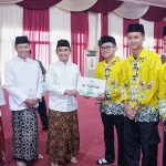 Wali Kota Pasuruan bersama wakilnya saat menyerahkan piagam penghargaan kepada santri berprestasi di MTQ XXXI Jatim 2025.
