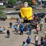 Warga korban lumpur semburan Lapindo melakukan pawai ogoh-ogoh dengan mengusung patung replika Bos PT Lapindo, Aburizal Bakrie. foto: agus hp/BANGSAONLINE