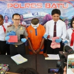 Kapolres Batu AKBP Harviadhi Agung Prathama menghadirkan tersangka saat konferensi pers, serta menunjukkan pakaian korban saat disetubuhi.