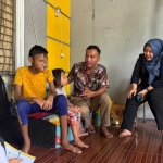 Anggota Fraksi Gerindra DPRD Gresik Mochamad Zaifudin dan Ricke Mayumi didampingi petugas Dinsos Gresik saat mendatangi rumah kontrakan lima anak terlantar. FOTO: ist.