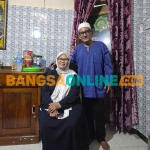 Pasutri asal Singapura yang menggelar Aqiqoh di Ponpes Ulil Albar, Kabupaten Probolinggo. Foto: ANDI SIRAJUDIN/BANGSAONLINE