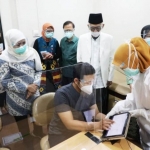 Gubernur Jawa Timur Khofifah Indar Parawasan dan Ketua Umum Majelis Ulama Indonesia (MUI) Pusat sekaligus Rais Aam PBNU KH. Miftahul Akhyar saat menyaksikan simulasi pelaksanaan Imunisasi Covid-19 di RSI Jemursari Surabaya, Jumat (18/12). foto: ist/ bangsaonline.com