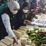 Gubernur Jatim Khofifah Indar Parawansa saat menyidak pasar. foto: DEVI FITRI AFRIYANTI/ BANGSAONLINE