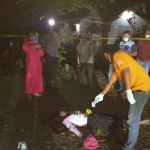 Mayat perempuan yang ditemukan tergeletak di sebuah lapangan bola voli saat akan dievakuasi petugas. (foto: Ist.)