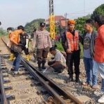 Petugas saat mengidentifikasi di lokasi kecelakaan di rel Rejotangan. Foto: Ist.
