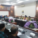 Rapat dengar pendapat (RDP) antara Komisi B DPRD Jember bersama Dinas Koperasi dan UMKM dan perwakilan anggota KTKM.