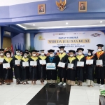 POSE: Wisudawan berprestasi terima penghargaan saat Wisuda Lulusan ke-43 Smamda, Kamis (26/5/2022). foto: ist.