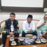 Yasin (tengah) dan Gunawan (dua dari kiri) saat berada di KPU mengumpulkan data perbaikan dukungan, kemarin.