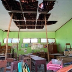Salah satu ruang kelas SDN Glonggong 1 yang berada di Desa Glonggong, Kecamatan Balerejo, Kabupaten Madiun, Jawa Timur rusak parah. Kondisi itu mengakibatkan siswanya harus belajar di bekas rumah penjaga sekolah yang berada di dekat toilet sekolah, Rabu (7/5/2025). Foto: MUHLIS AL ALAWI/KOMPAS.com