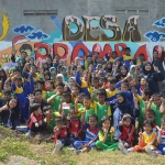 Siswa PG-PAUD, TK, dan SD saat foto bersama mahasiswa KKN Unipa Surabaya. Foto: Ist