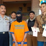 Tersangka dan barang bukti diamankan di Mapolsek Waru.