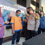 Tersangka saat dimintai keterangan oleh Kapolres Probolinggo Kota, AKBP RM Jauhari.