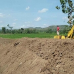 Proyek normalisasi sungai di wilayah Kecamatan Sutojayan yang dihentikan warga.