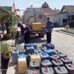 Dropping air bersih yang dilakukan BPBD Gresik ke salah satu desa yang mengalami kekeringan. foto: ist