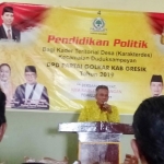 Caleg Golkar Dapil II (Cerme dan Menganti) Khamim, SH saat memberikan pembekalan Karakterdes. Foto: SYUHUD A/BANGSAONLINE