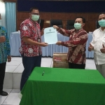 Bantuan ventilator yang diserahkan oleh PR & CSR Section Head PT TPPI, Taheran Sidik Prabowo kepada Kepala Dinas Kesehatan Tuban, dr. Bambang Priyo Utomo di Ruang Aula 1 Kantor Dinas Kesehatan Tuban, Jumat (19/6/2020).