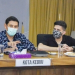 Wali Kota Kediri Abdullah Abu Bakar (kiri) dan Mr. D (Dennis Perez). foto: ist.